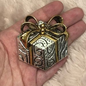 Large Gold & Silver Present Brooch